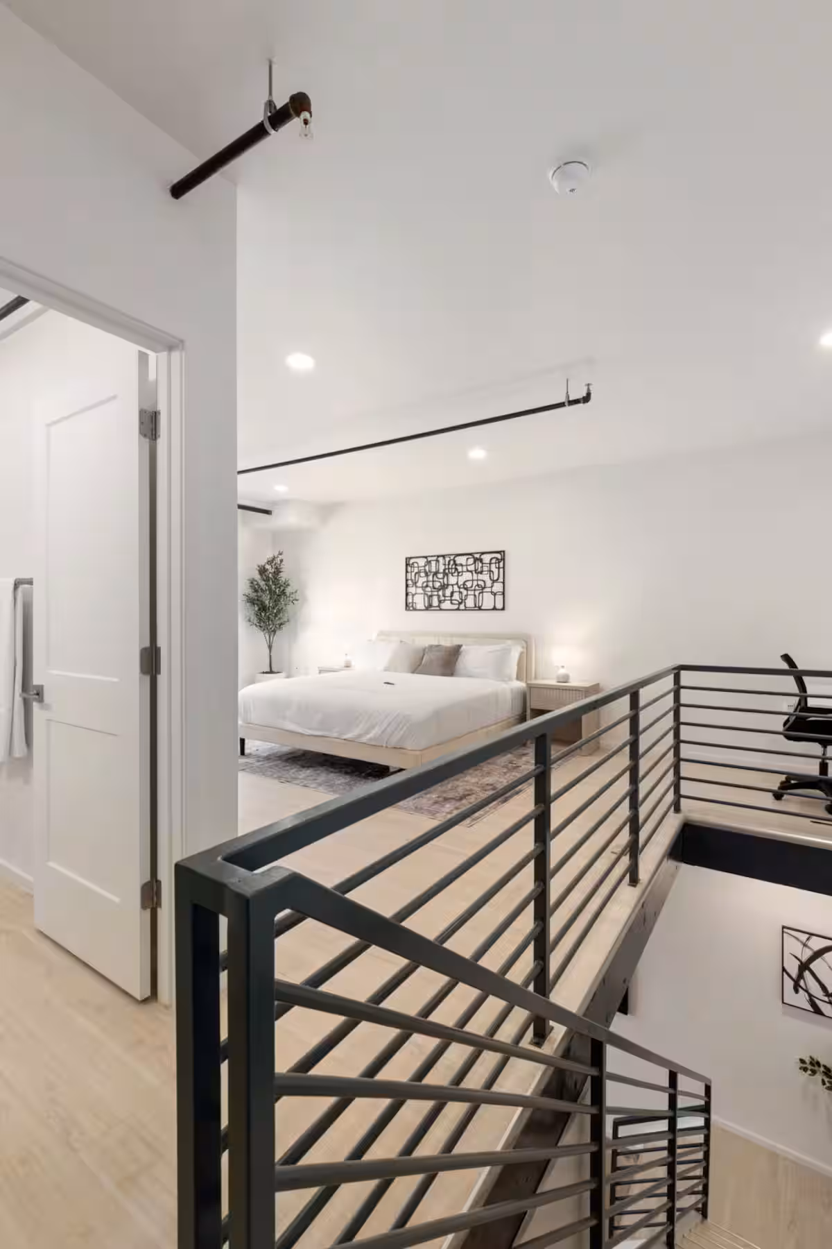 Trendy Modern Downtown Loft 2